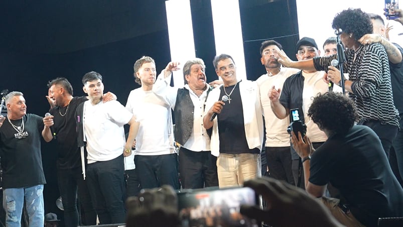 Los protagonistas de la noche abrazados en el cierre del festejo.