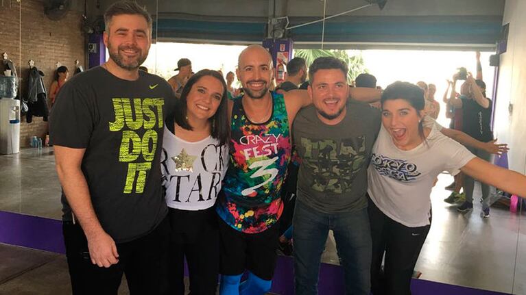 Los protagonistas del #TercerTiempo con el profe Nahuel Brex en zumba.