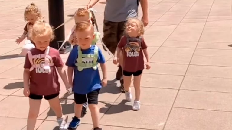 Los quintillizos de Jordan y Briana caminando con arneses.