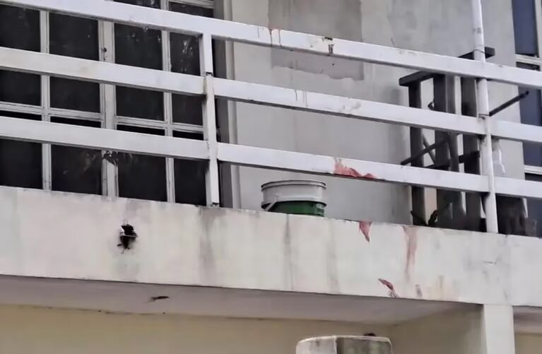 Los rastros de sangre guiaron a los policías hasta el ladrón fallecido.