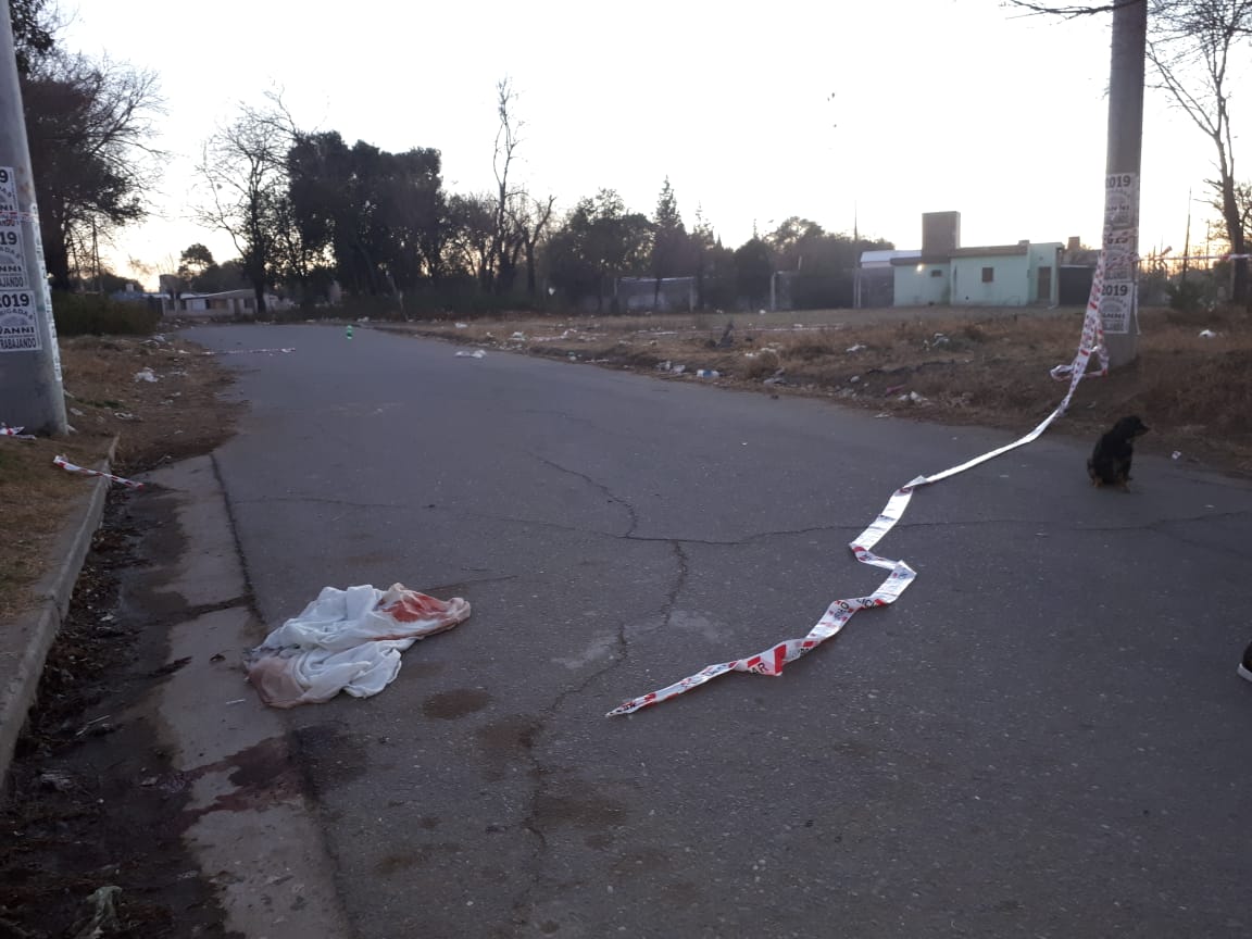 Los rastros quedaron en la calle tras la muerte del ladrón.