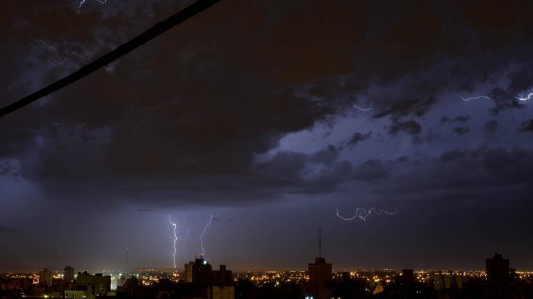 Los rayos en el cielo cordobés. Foto: Simón Yalis.