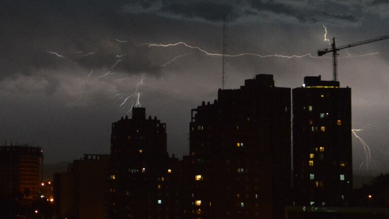 Los rayos iluminaron la noche en la capital cordobesa.