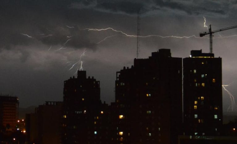 Los rayos tomaron el cielo cordobés durante el alerta meteorológico. Foto: Lucio Casalla / ElDoce.tv.