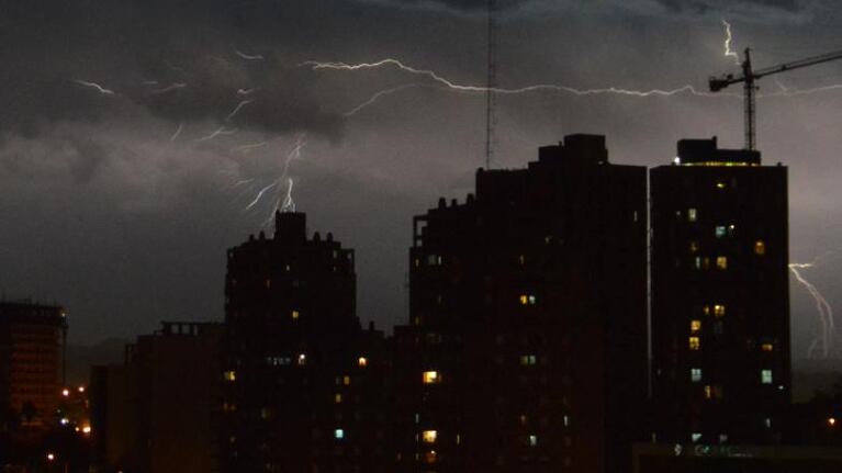 Los rayos tomaron el cielo cordobés durante el alerta meteorológico. Foto: Lucio Casalla / ElDoce.tv.