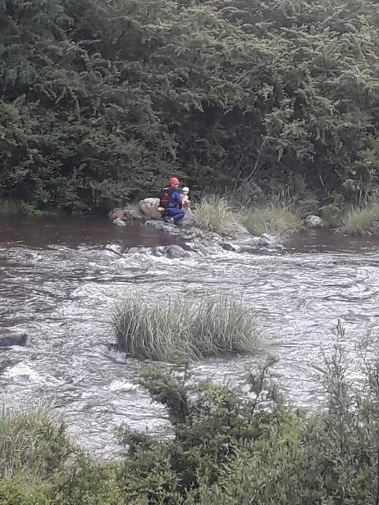 Los Reartes: estaban en el río, vino la creciente, quedaron aislados y tuvieron que rescatarlos