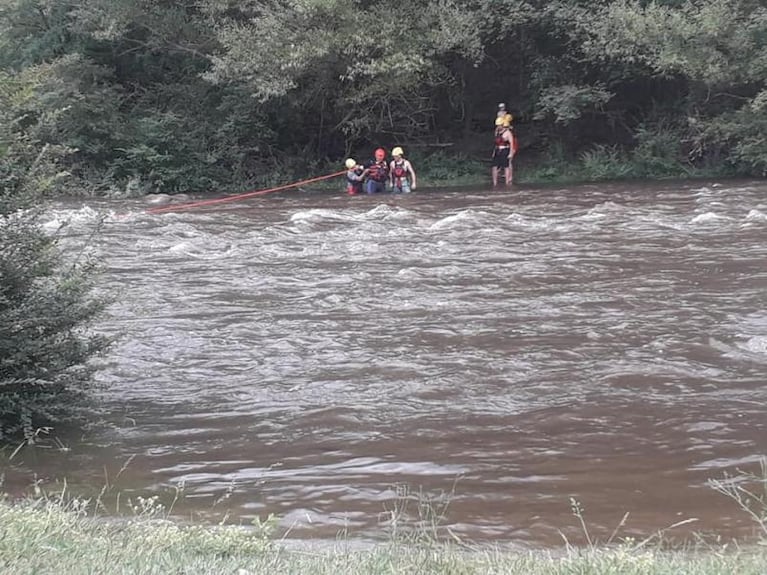 Los Reartes: estaban en el río, vino la creciente, quedaron aislados y tuvieron que rescatarlos