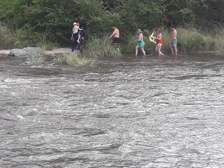 Los Reartes: estaban en el río, vino la creciente, quedaron aislados y tuvieron que rescatarlos