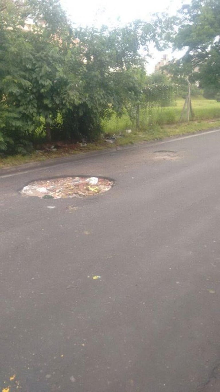 Los reclamos del día: postes caídos, baches y plaza sin luz