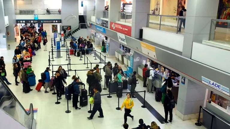 Los reclamos por las cancelaciones de Flybondi se extendieron en todo el país. Foto: Claudio Espinoza.
