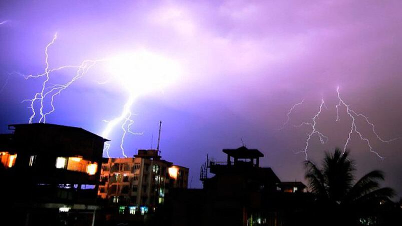 Los relámpagos y las lluvias hacen estragos en India. 