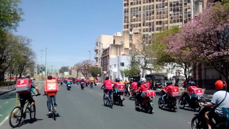 Los repartidores recorrieron el centro y Nueva Córdoba reclamando un aumento de tarifas. (Foto: La Voz)