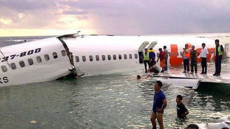 Los rescatatistas sacan los restos de los cuerpos de pasajeros y del avión de Lion Air.