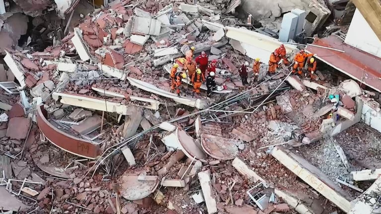 Los rescatistas buscando a los desaparecidos entre los escombros del hotel de Villa Gesell. (Foto: Captura TN)