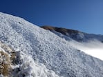 Los rescatistas fueron desafiados por el frío, la nieve y la montaña.