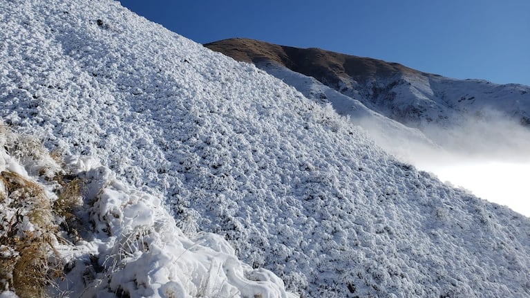 Los rescatistas fueron desafiados por el frío, la nieve y la montaña.