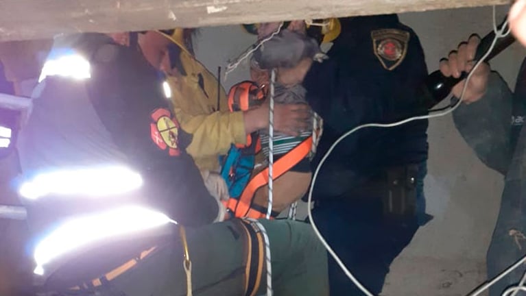 Los rescatistas montaron un operativo para sacar al niño del aljibe con las menores consecuencias posibles.