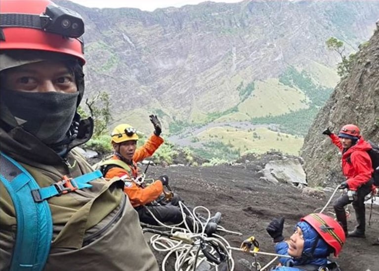 Los rescatistas sacaron el cuerpo de la joven de la ladera del volcán.