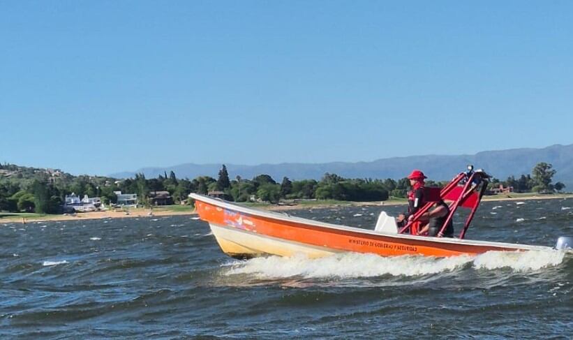 Los rescatistas salvaron a los hombres que estaban en pleno dique San Roque.