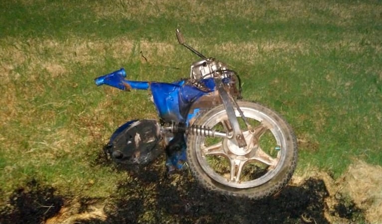Los restos de la moto grafican la gravedad del accidente.