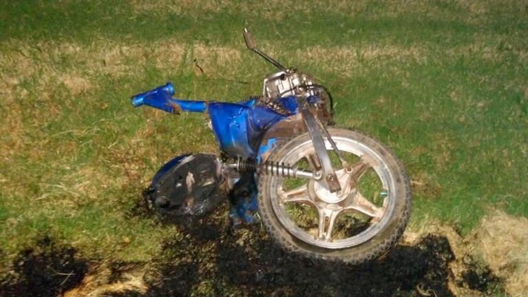 Los restos de la moto grafican la gravedad del accidente.