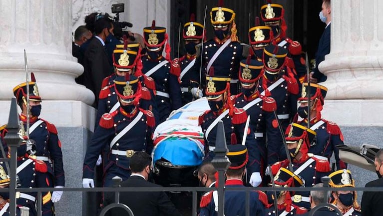 Los restos de Menem descansan en el cementerio: el expresidente fue enterrado junto a su hijo