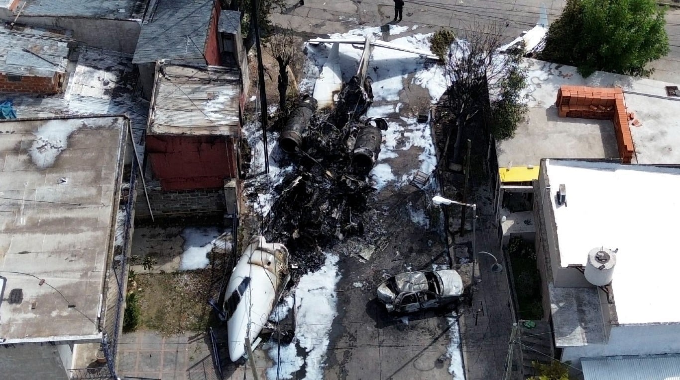 Los restos del avión en las afueras del aeropuerto de San Fernando. (Foto: AP / Natacha Pisarenko)