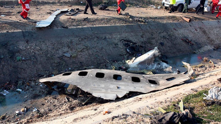Los restos del avión que transportaba 176 pasajeros.