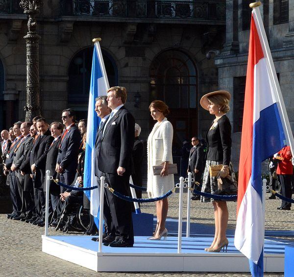 Los reyes de Holanda le dieron la bienvenida oficial a Macri y Awada.