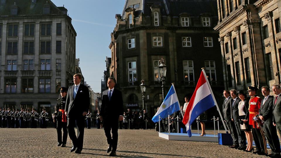 Los reyes de Holanda le dieron la bienvenida oficial a Macri y Awada.