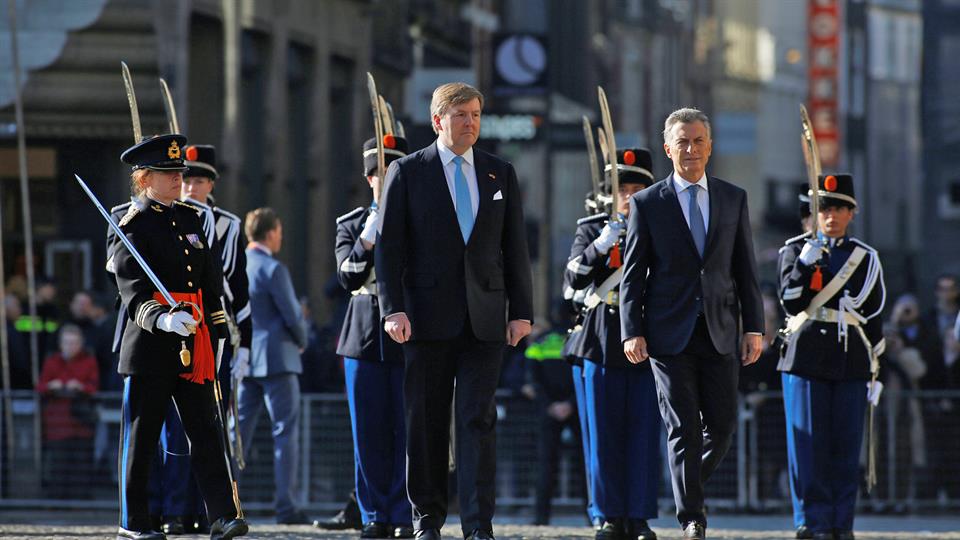 Los reyes de Holanda le dieron la bienvenida oficial a Macri y Awada.