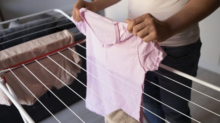 Los riesgos para la salud de colgar la ropa dentro de la casa.