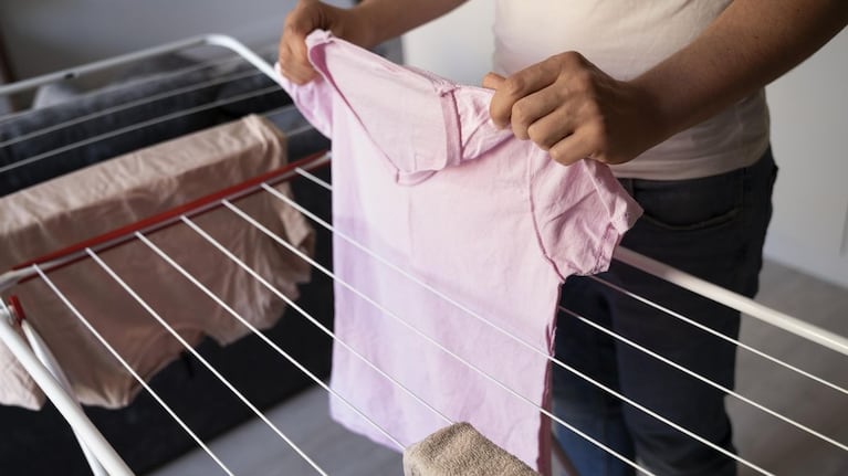 Los riesgos para la salud de colgar la ropa dentro de la casa.