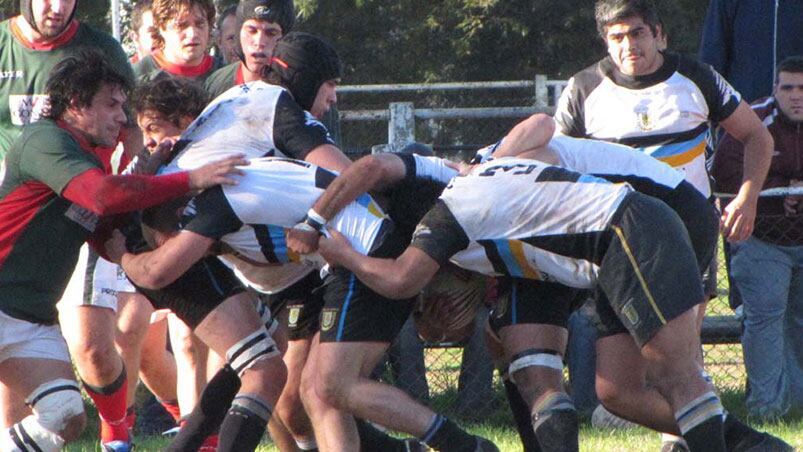 Los rugbiers argentinos siguen complicados en Brasil.