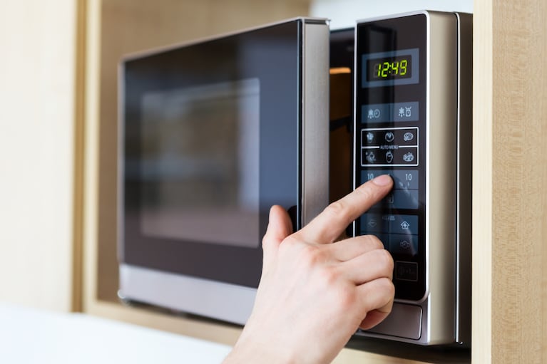 Los seis lugares donde nunca se debe colocar el microondas en la cocina