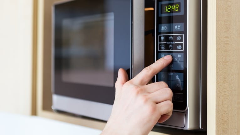 Los seis lugares donde nunca se debe colocar el microondas en la cocina