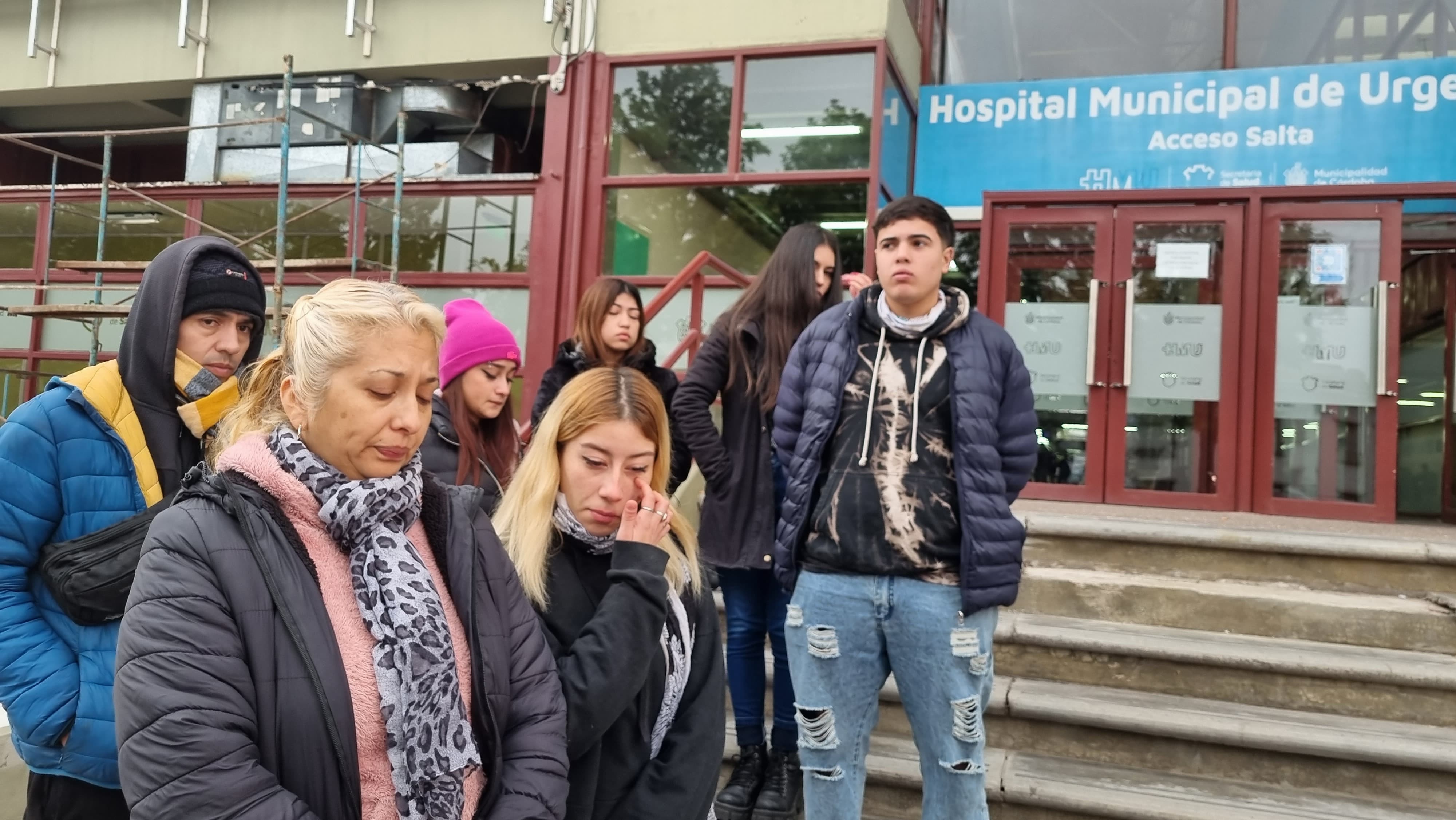 Los seres queridos de Santiago esperan un milagro en el Hospital de Urgencias. Foto: Fredy Bustos / ElDoce.