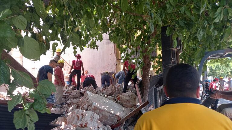 Los servicios de emergencia trabajaron durante casi una hora para salvar al hombre.