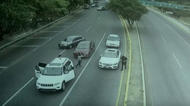 Los sicarios en el momento del ataque, en una avenida de Culiacán.