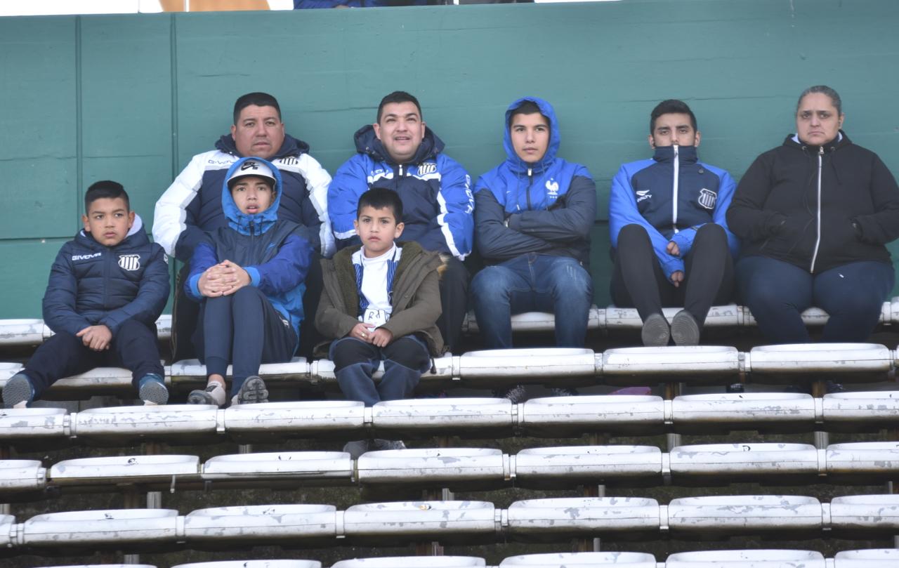 Los simpatizantes de la "T" alentaron a los jugadores en este frío domingo. Foto: Lucio Casalla/ElDoce.tv