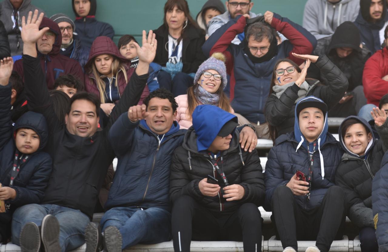 Los simpatizantes de la "T" alentaron a los jugadores en este frío domingo. Foto: Lucio Casalla/ElDoce.tv