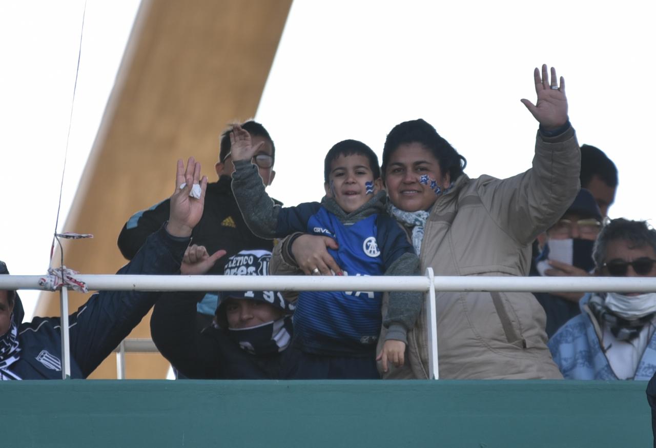 Los simpatizantes de la "T" alentaron a los jugadores en este frío domingo. Foto: Lucio Casalla/ElDoce.tv