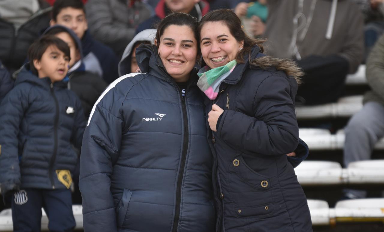 Los simpatizantes de la "T" alentaron a los jugadores en este frío domingo. Foto: Lucio Casalla/ElDoce.tv