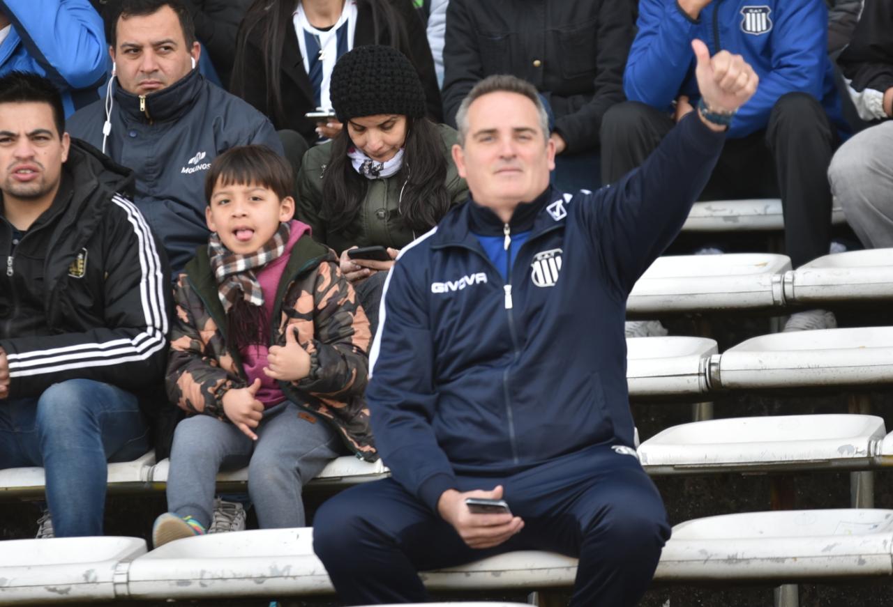 Los simpatizantes de la "T" alentaron a los jugadores en este frío domingo. Foto: Lucio Casalla/ElDoce.tv