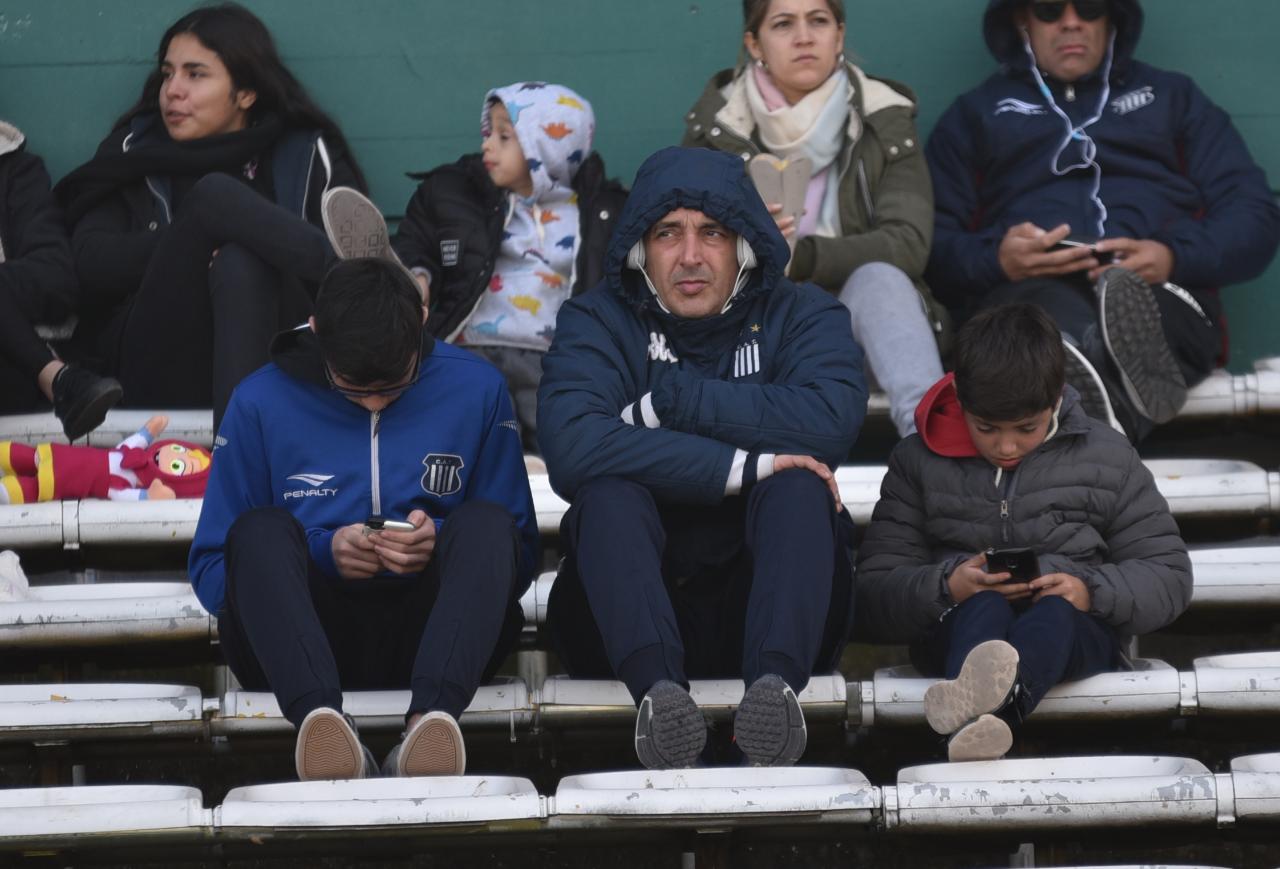 Los simpatizantes de la "T" alentaron a los jugadores en este frío domingo. Foto: Lucio Casalla/ElDoce.tv