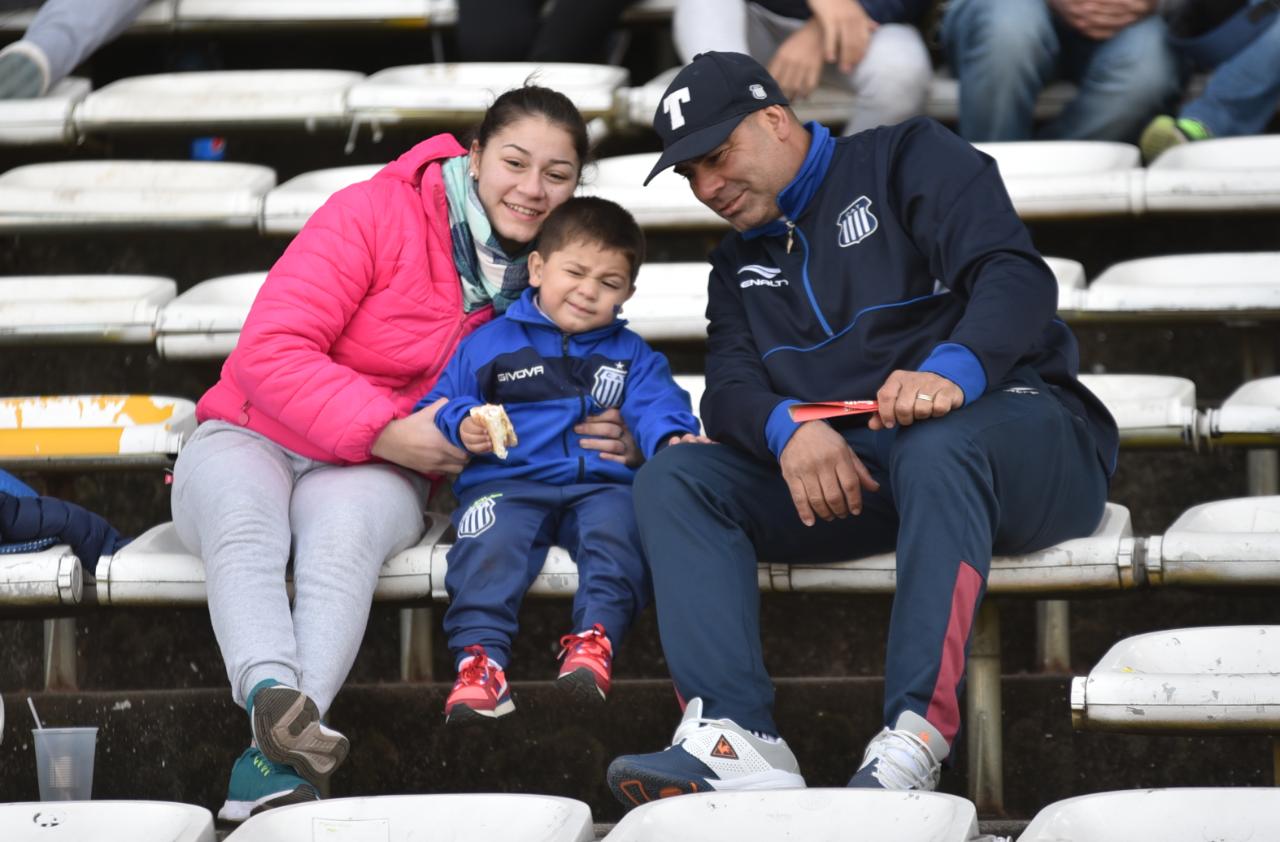 Los simpatizantes de la "T" alentaron a los jugadores en este frío domingo. Foto: Lucio Casalla/ElDoce.tv