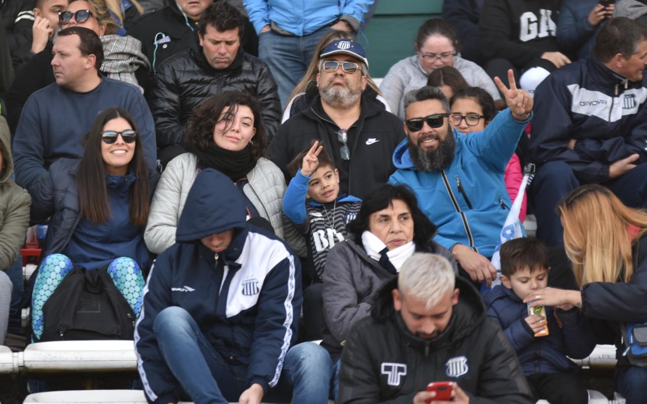 Los simpatizantes de la "T" alentaron a los jugadores en este frío domingo. Foto: Lucio Casalla/ElDoce.tv