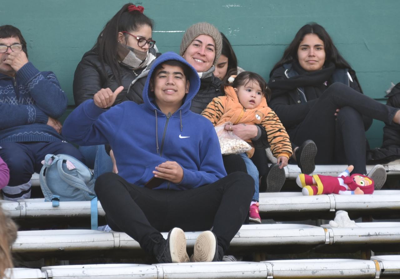 Los simpatizantes de la "T" alentaron a los jugadores en este frío domingo. Foto: Lucio Casalla/ElDoce.tv