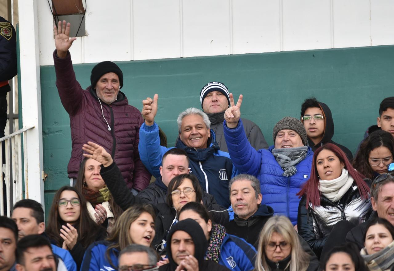 Los simpatizantes de la "T" alentaron a los jugadores en este frío domingo. Foto: Lucio Casalla/ElDoce.tv