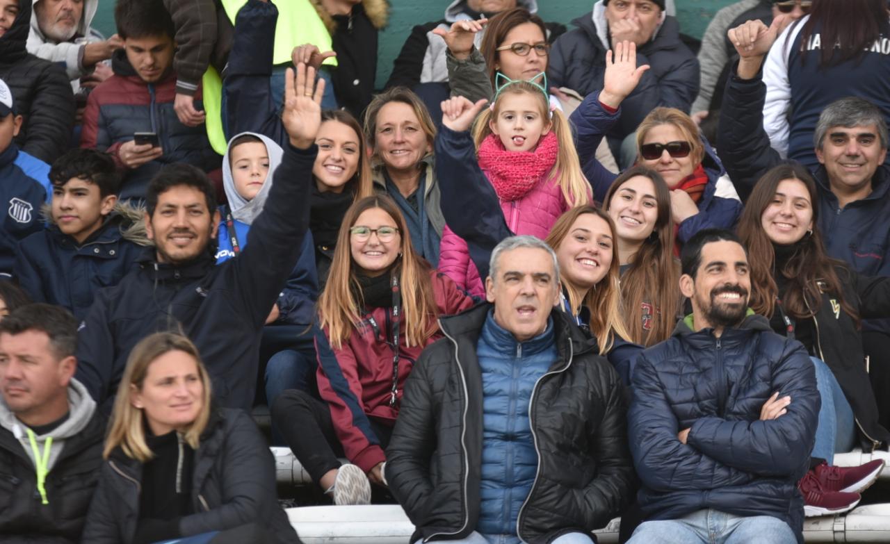 Los simpatizantes de la "T" alentaron a los jugadores en este frío domingo. Foto: Lucio Casalla/ElDoce.tv